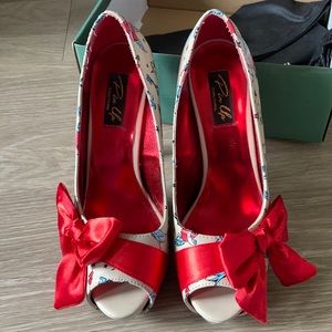 Peep toe pin up heels
